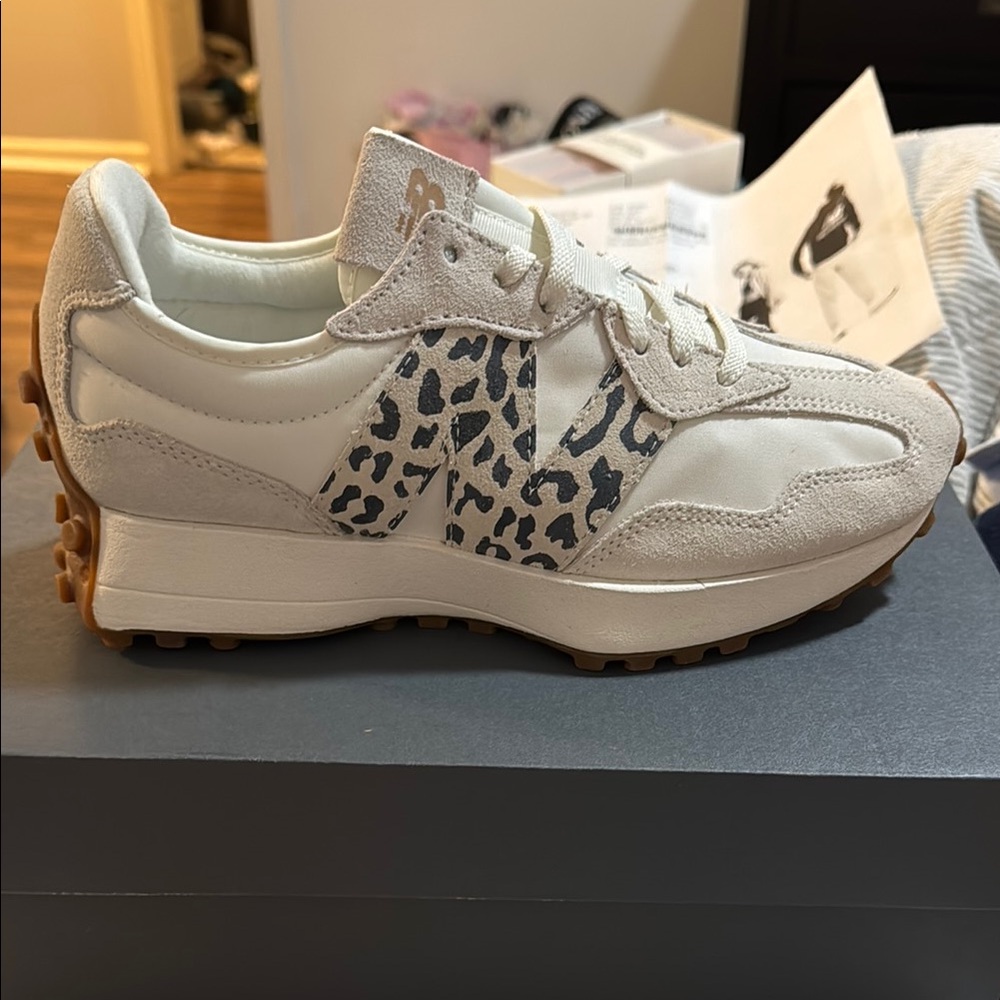 Stylish Women's Sneakers - Cream and Tan
